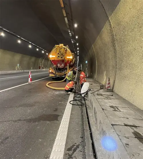 长岛隧道排水渠清淤